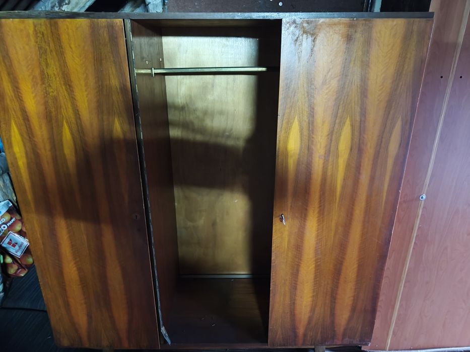 Oddam 3 widoczne na zdjęciach szafy prl