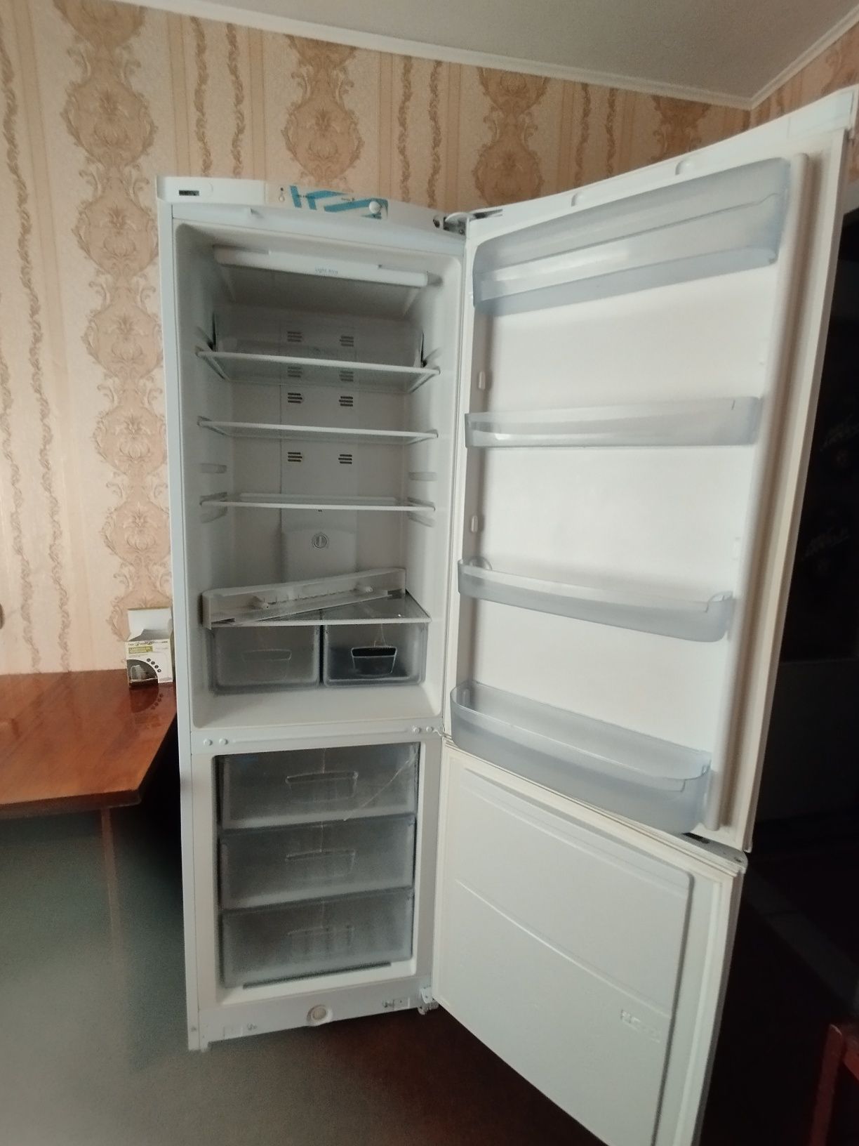 Продам холодильник Indezit