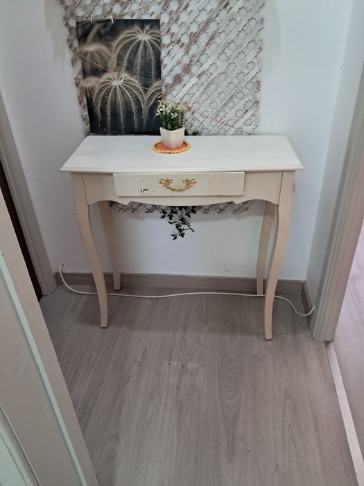 Movel de apoio elegante branco com pega dourada