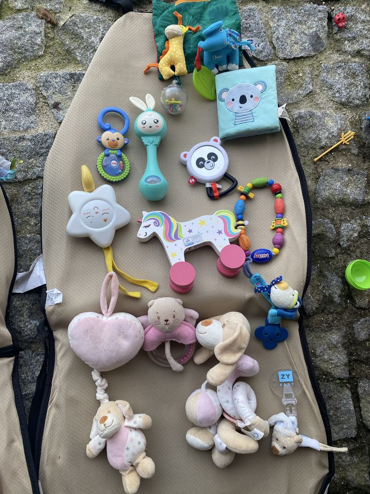 Vários brinquedos para bebe