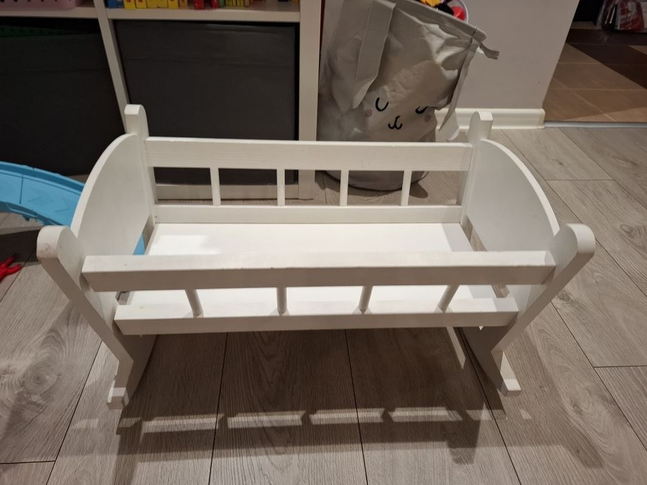 Kołyska z imieniem Laura do zabawy