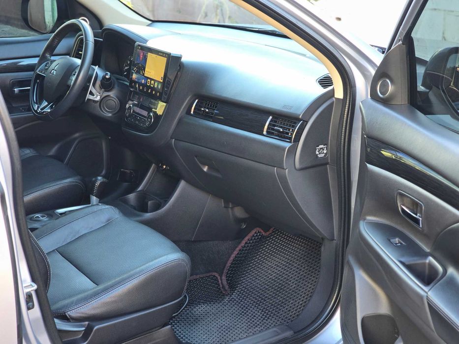 Продам свой Mitsubishi Outlander 2.4л ( ОФИЦИАЛ,  МАКС. КОМПЛЕКТАЦИЯ )
