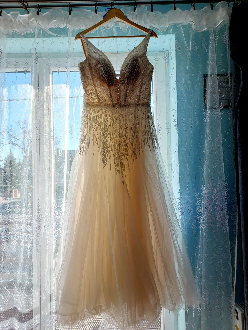Suknia ślubna Emanuela z welonem, biżuterią oraz pokrowcem
