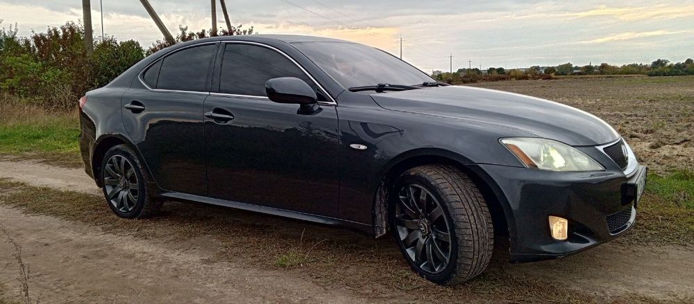 Продам Lexus is 220