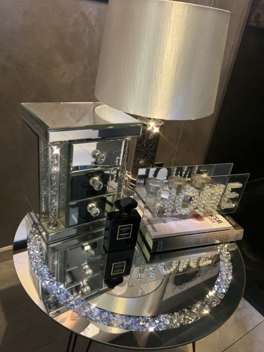 Stolik, lampa i szkatułka