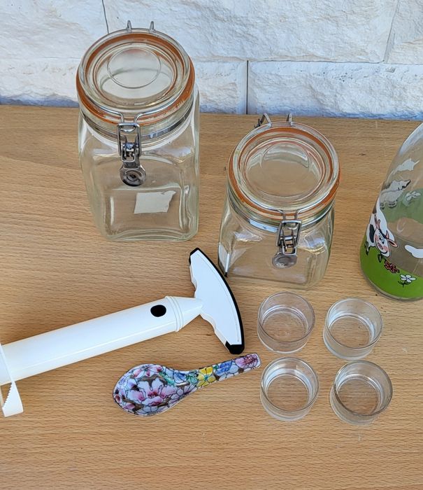 Frascos herméticos e descascador de ananás