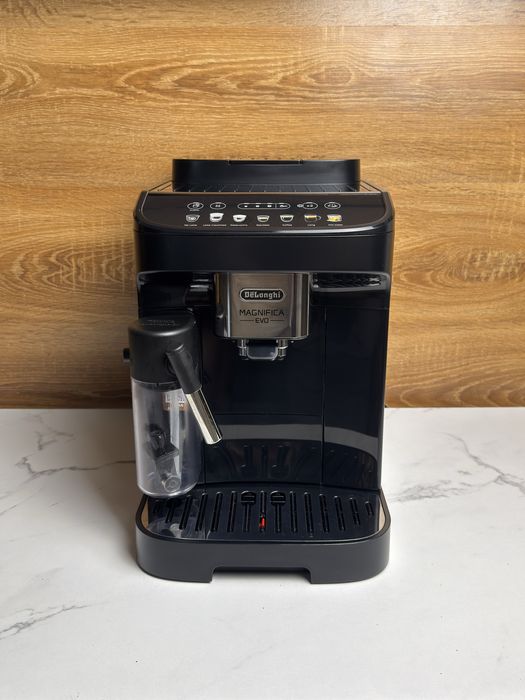 Кавомашина Delonghi Magnifica Evo 23 рік з Гарантією !