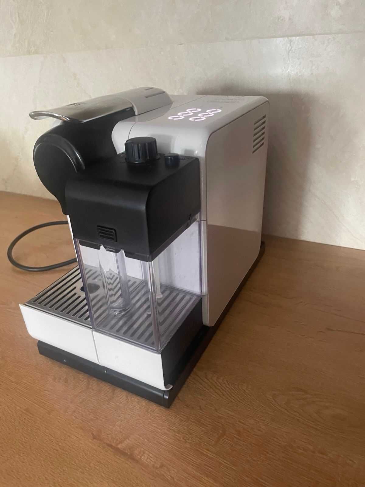 Ekspress kapsułkowy do kawy DeLonghi EN.550.W