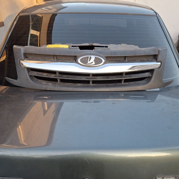 Решетка радиатора лада гранта с значком и молдингом