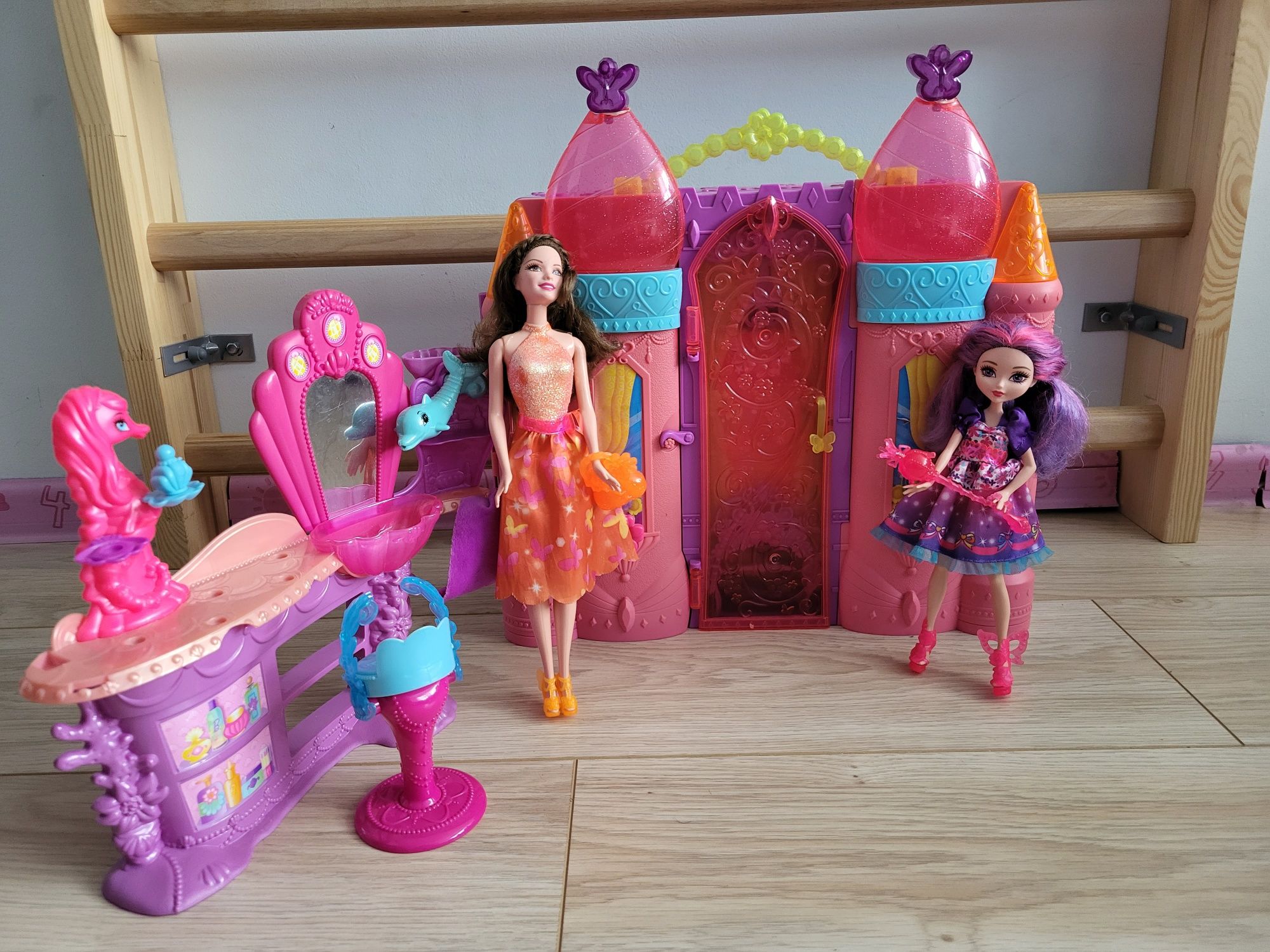 Domek Barbie Magiczne Drzwi + 2 lalki
