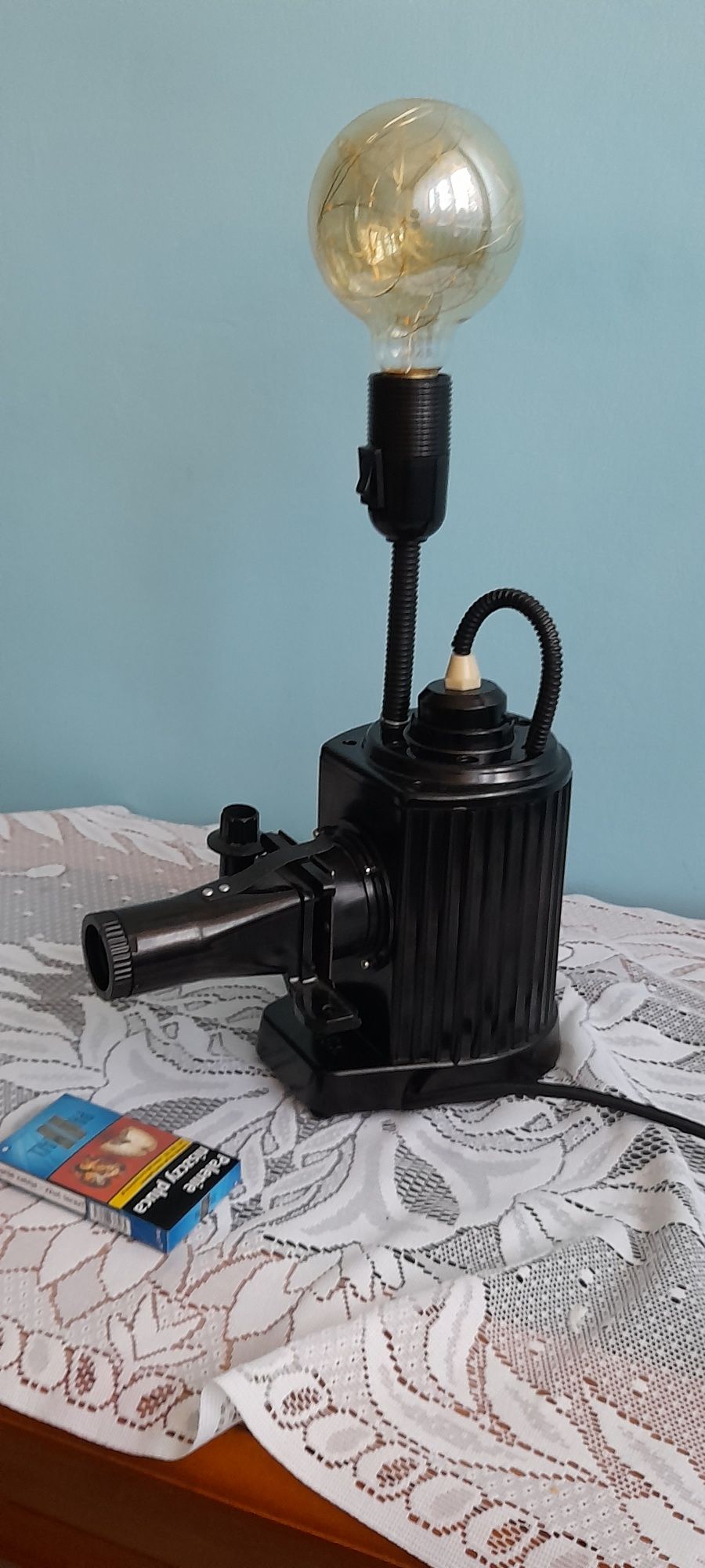 Przepiękna lampa retro z rzutnika Magica  bakielit  Edison