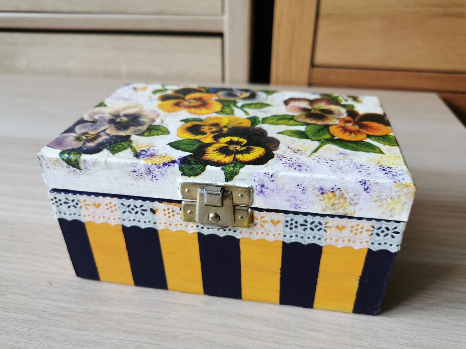 Szkatułka handmade decoupage na biżuterię skarby