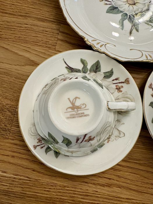 Zestaw porcelany dwie filiżanki z podstawkami i talerzyk deserowy