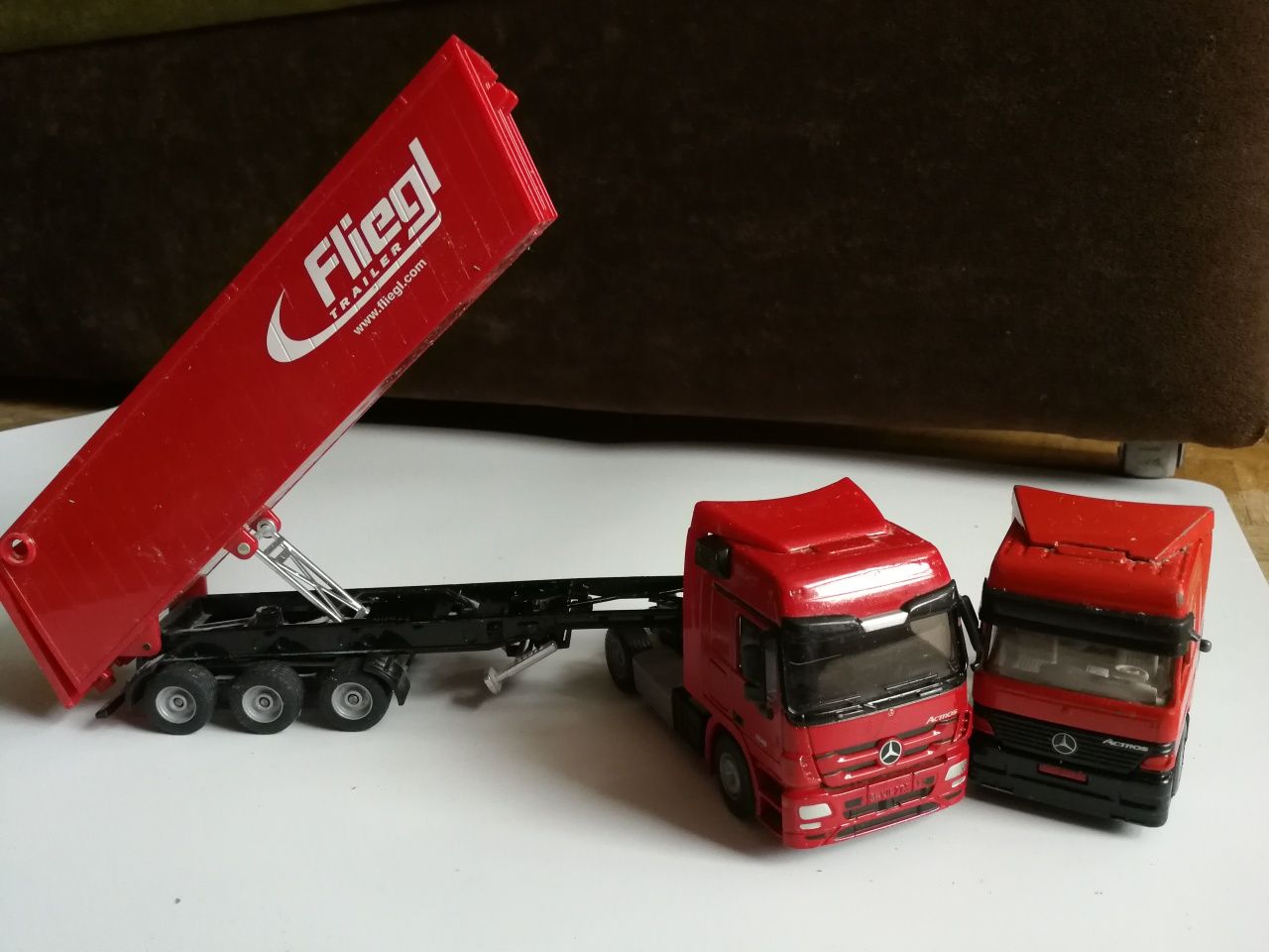 SIKU Mercedes Actros 1:55 2 szt naczepa