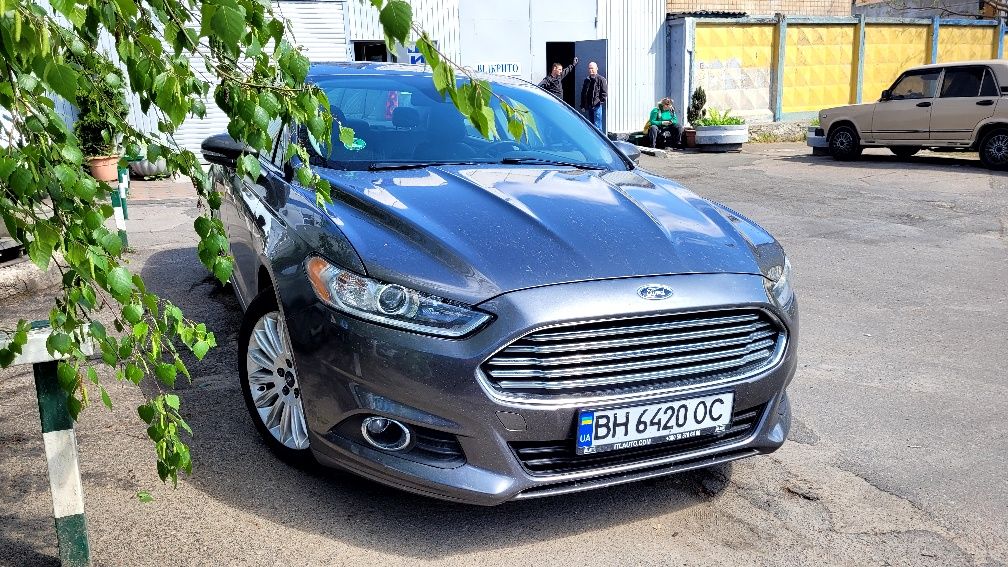 Ford fusion hybrid se