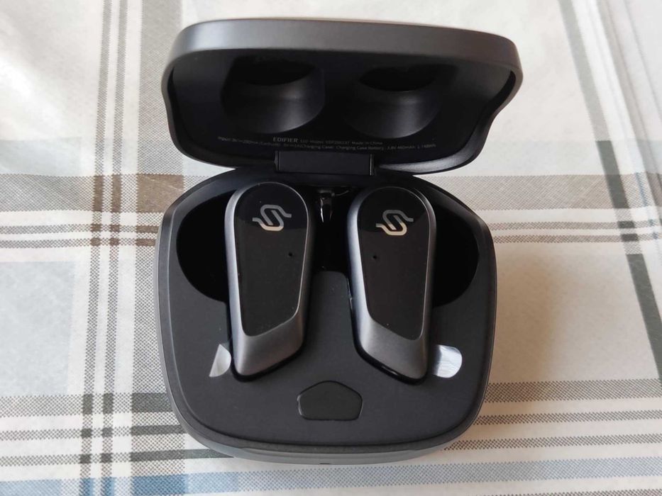 raz założone bezprzewodowe słuchawki dokanałowe Edifier STAX S10
