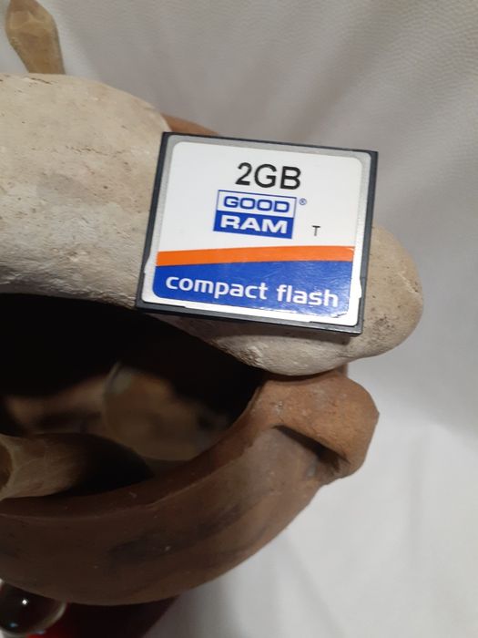 Продається карта пам'яті на 2GB з фотокамери  Canon 350D.