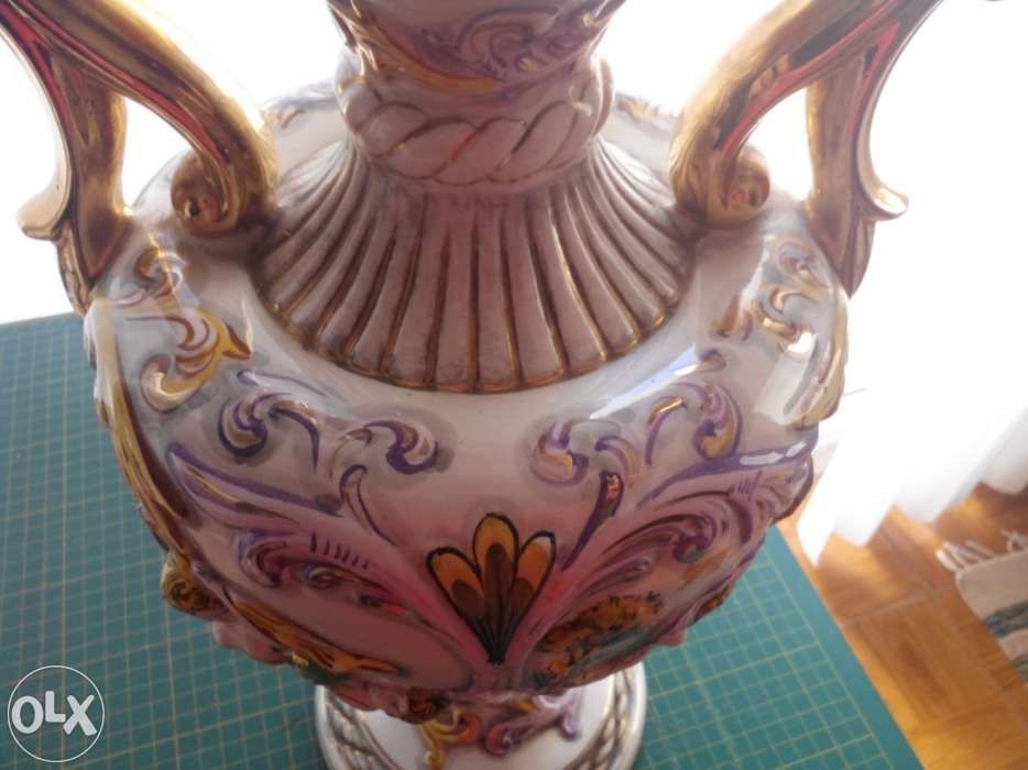 Jarrão pintado a mão com detalhes de pintura em ouro