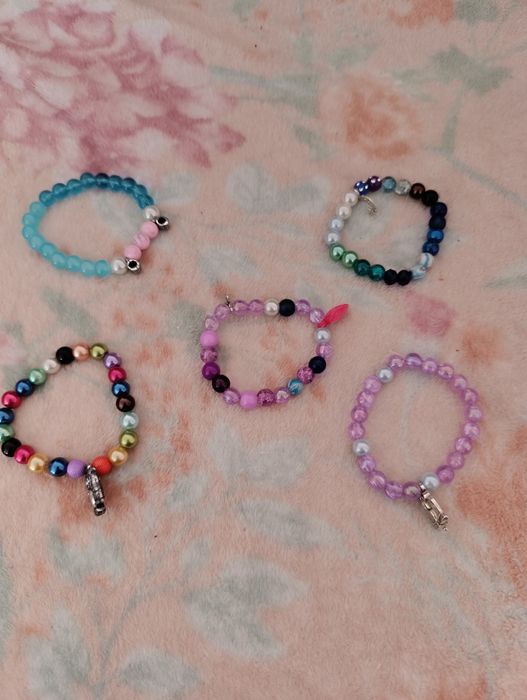 Bransoletki z koralików plastikowych