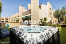 Moradia moderna V6 em condomínio com piscina. Perto de Vilamoura e pra