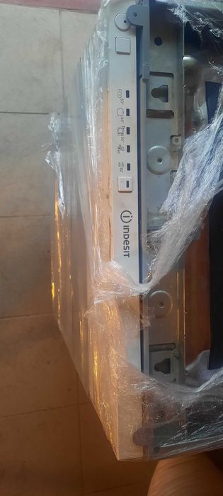 Посудомийна машина Indesit DSIE 2B10