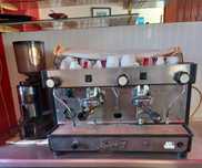 Máquina e moinho de café