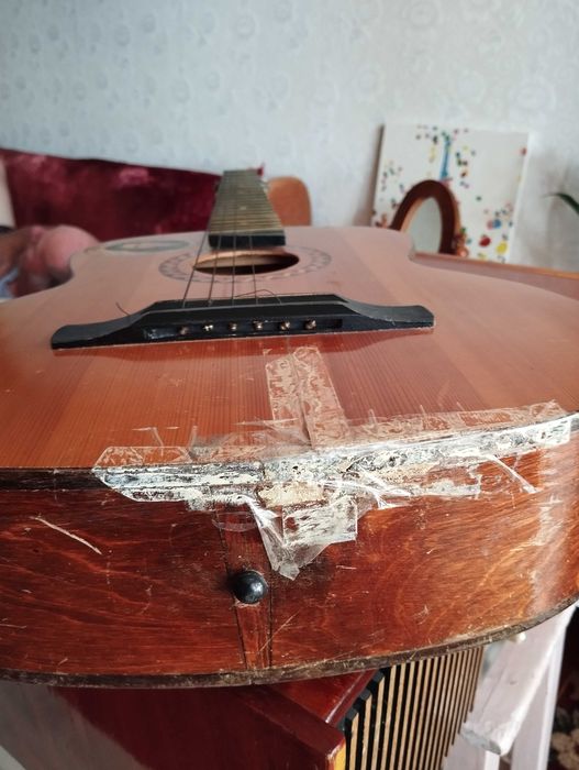 Гітара шестиструнна