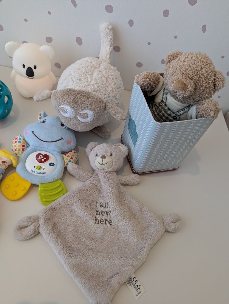 Lote de brinquedos e acessórios para bebé – com luminária, mordedores