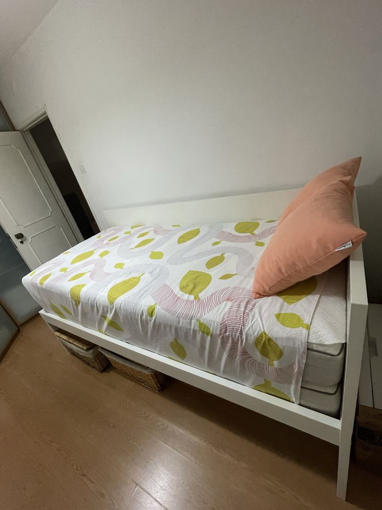 Vendo cama individual Ikea,sem colchoes,como nova