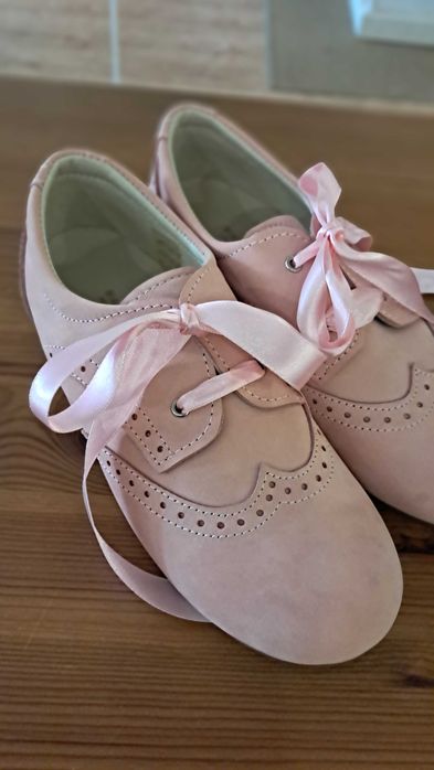 Sapatos carneira da marca Mania do pé NOVOS tamanho 33