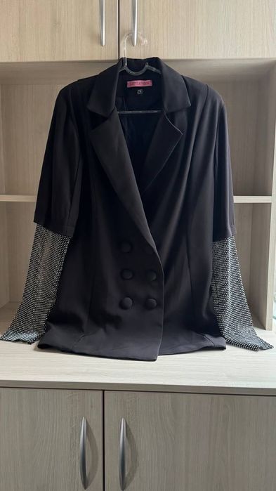 Піджак-сукня з рукавами у каміннях