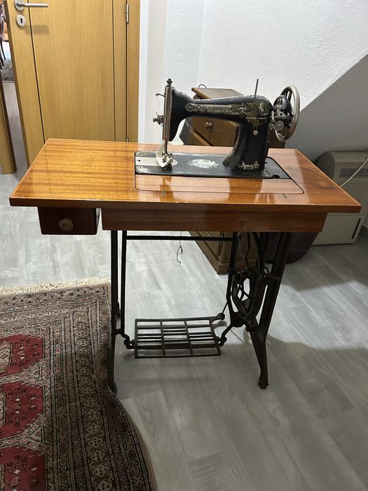 Maquina de costura antiga com movel