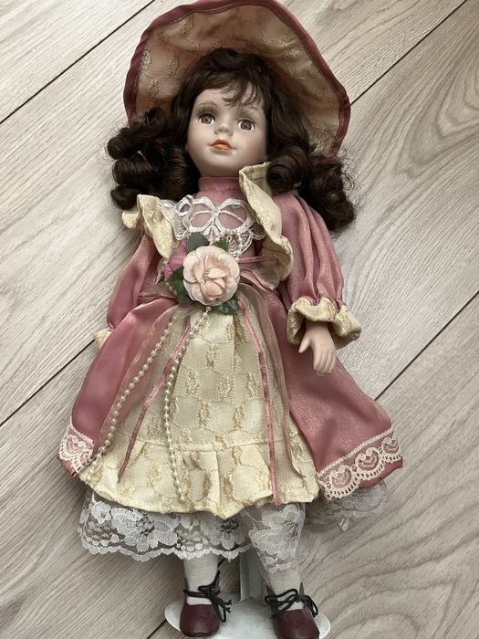 lalka porcelanowa na podstawce