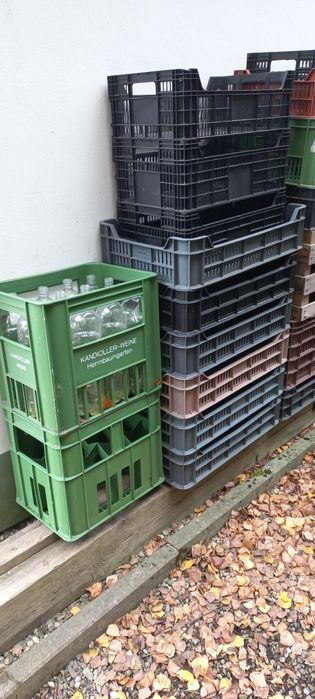 Skrzynki klatki plastikowe na owoce oraz drewniane oddam  za darmo