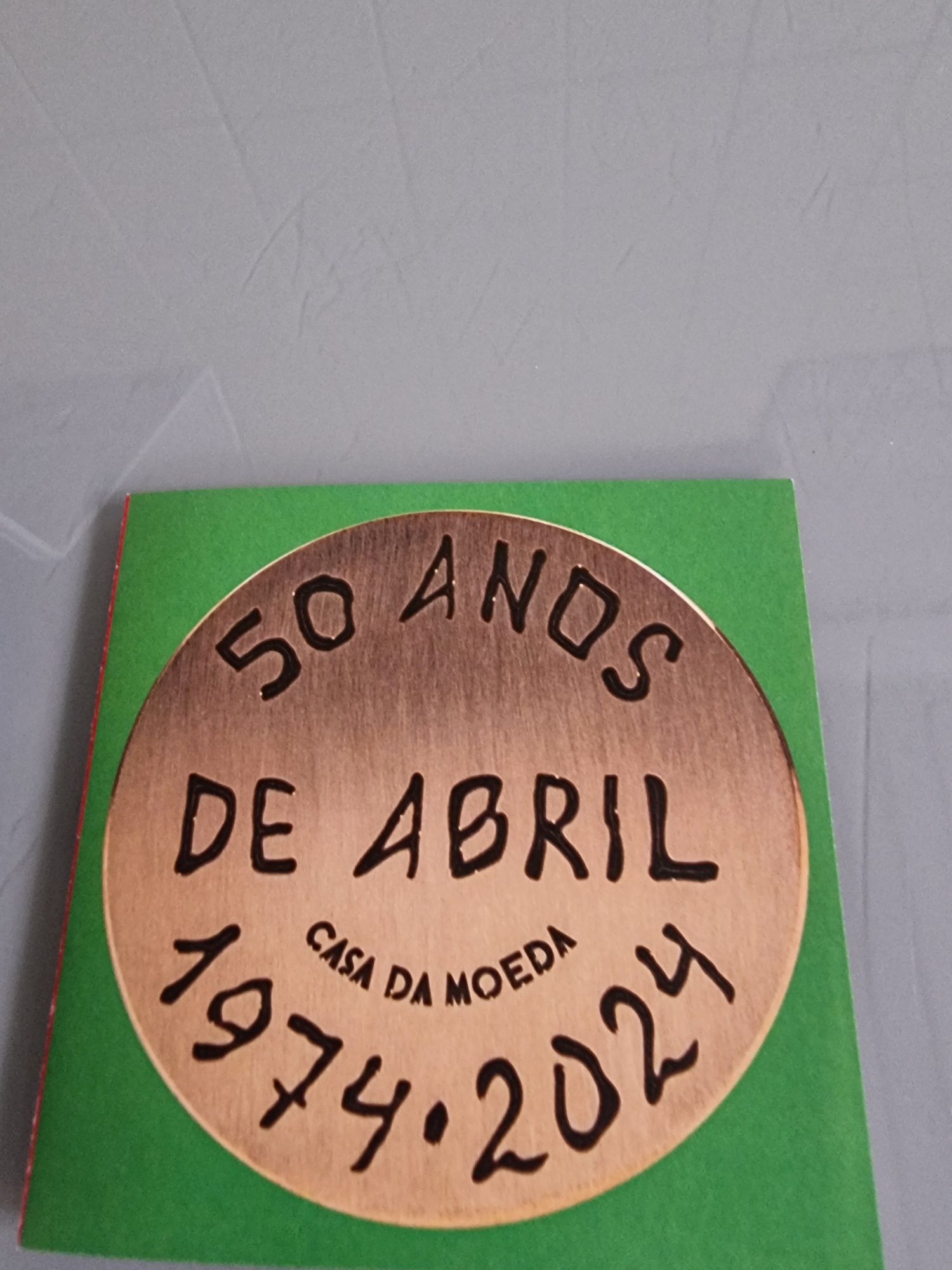 Medalha comemorativa dos 50 anos do 25 de Abril + oferta