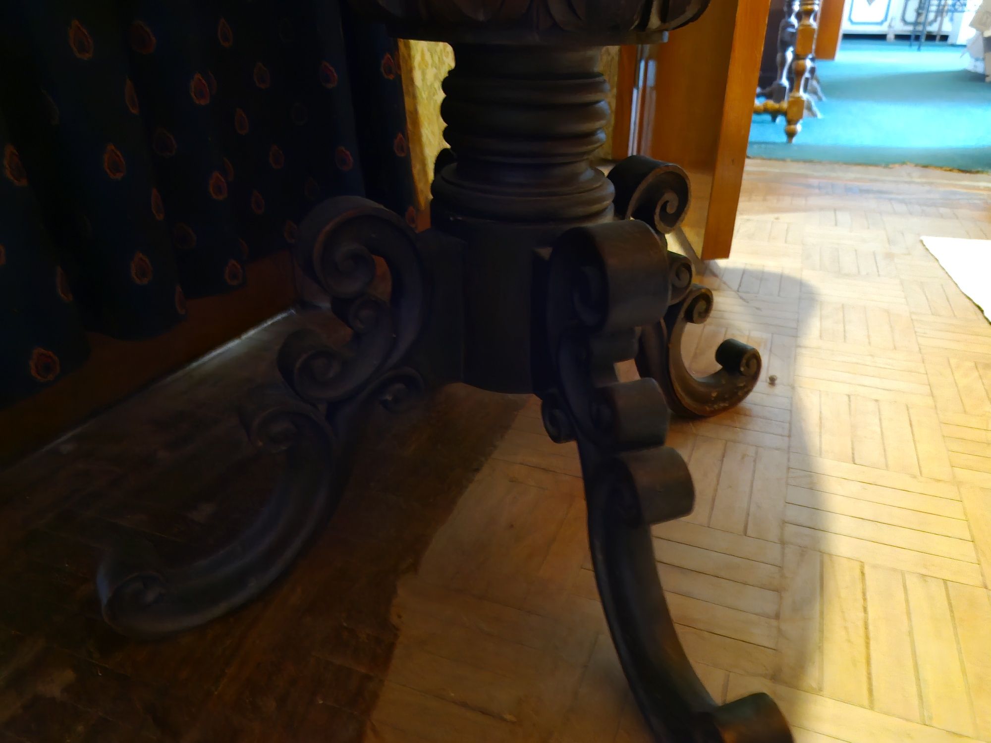 Mesa de jogo, antiga com pé em talha trabalhada