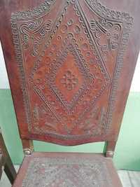 Cadeiras de madeira e couro antigo