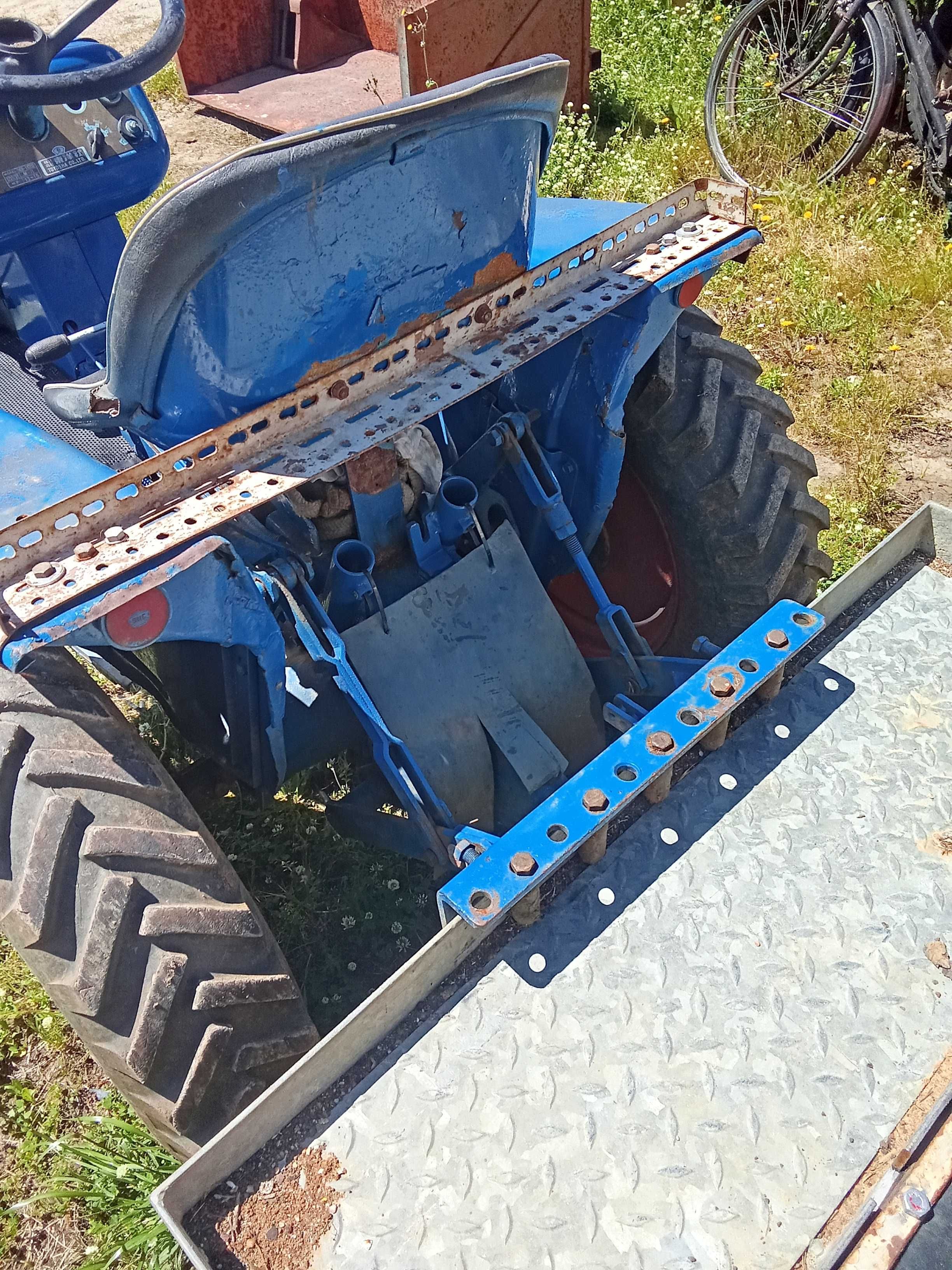 Trator Hinomoto com frese