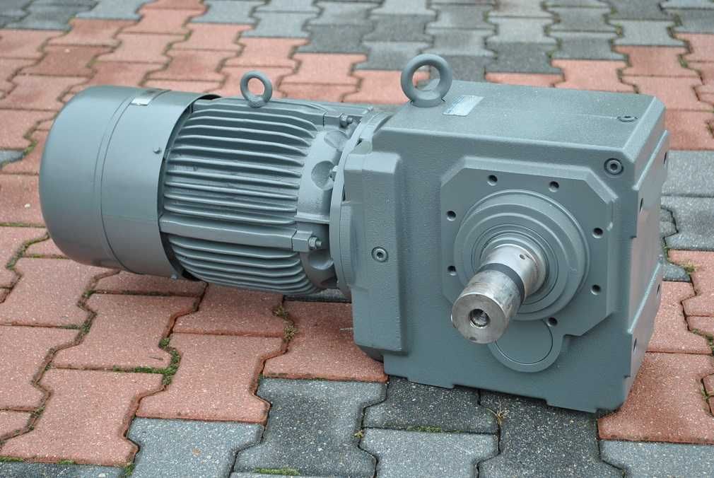 Motoreduktor kątowy 5.5kw. 26obr./min.. z hamulcem.