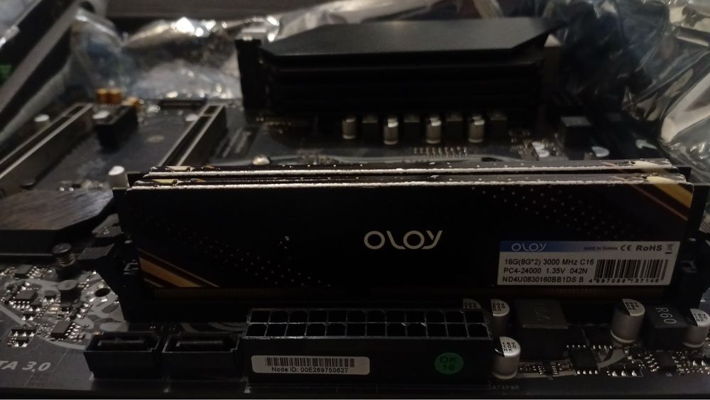 продам оперативну память Озу Oloy ddr4 3000mhz 16gb (8x2) ram