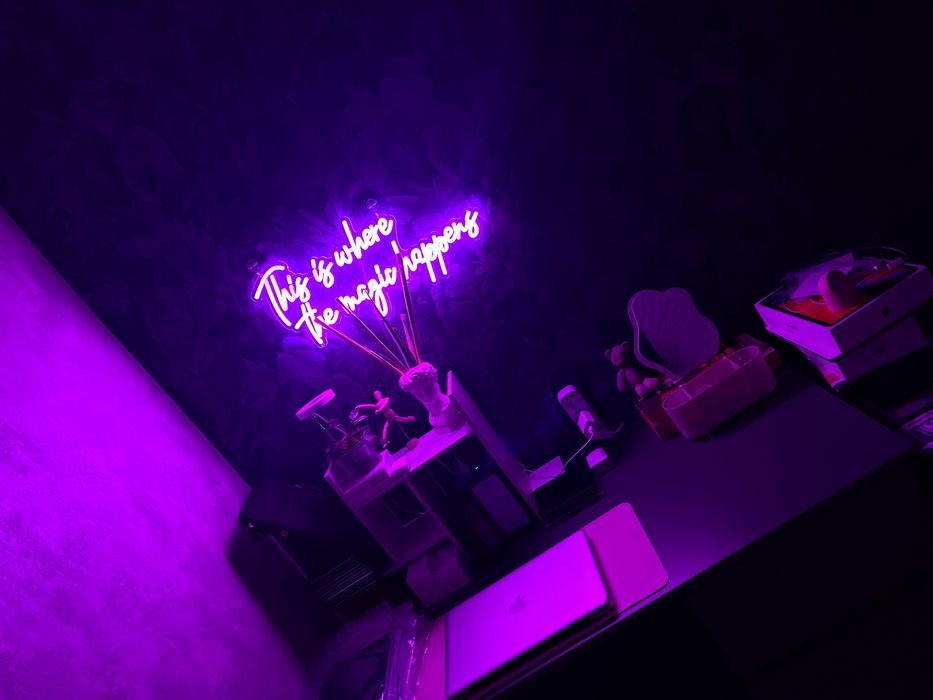 Неоновая вывеска “This is where the magic happens”