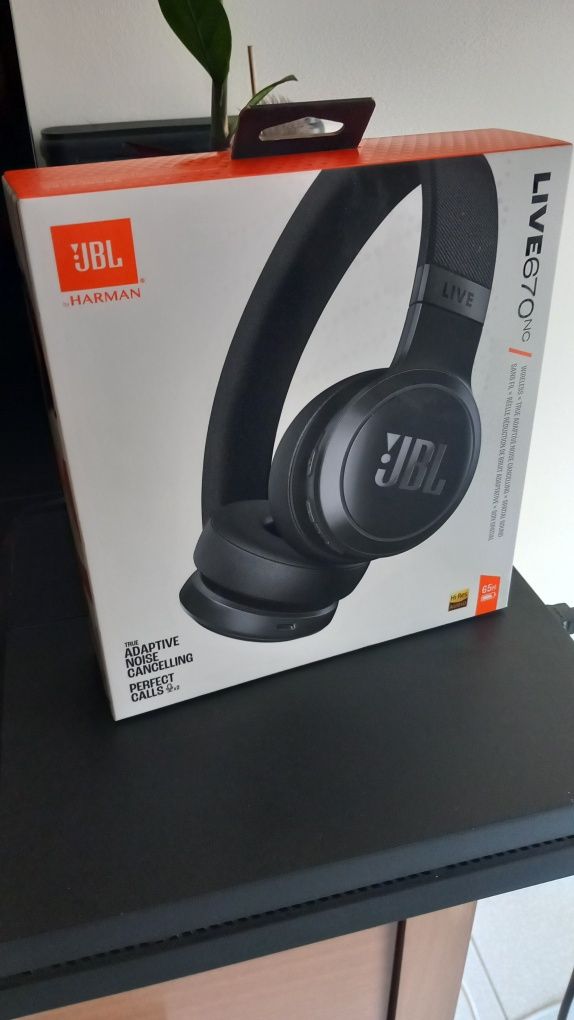 Fones de ouvido sem fio JBL 670 nc