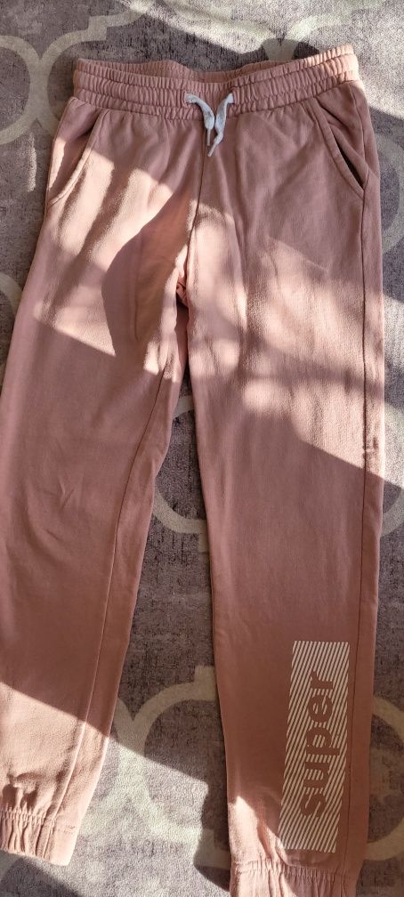 Spodnie dresowe dziewczęce róż bawełna 134 cm kieszenie stan bdb