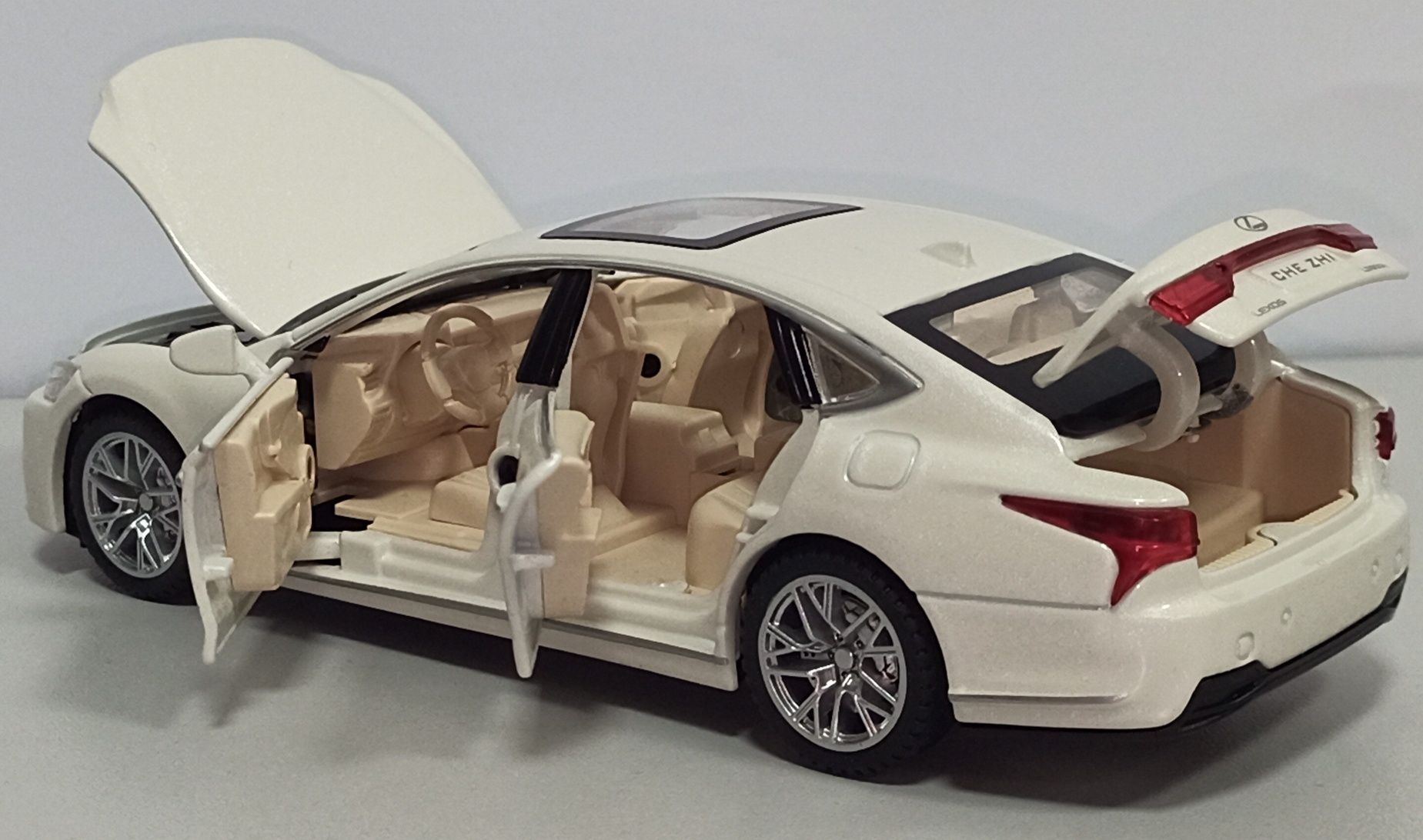 Машинка Lexus LS500h модель 1:32. Металлическая, звук, свет.