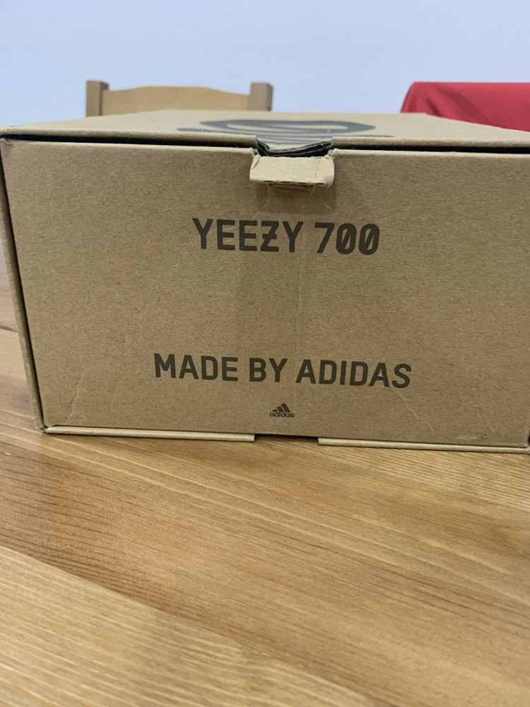 Yeezy adidas 700 v3