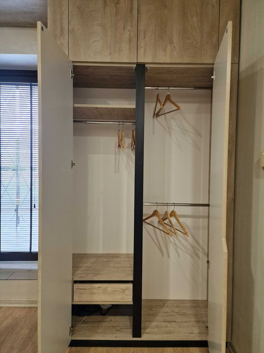 Шафа двохдверна з антресолями в сучасному стилі.