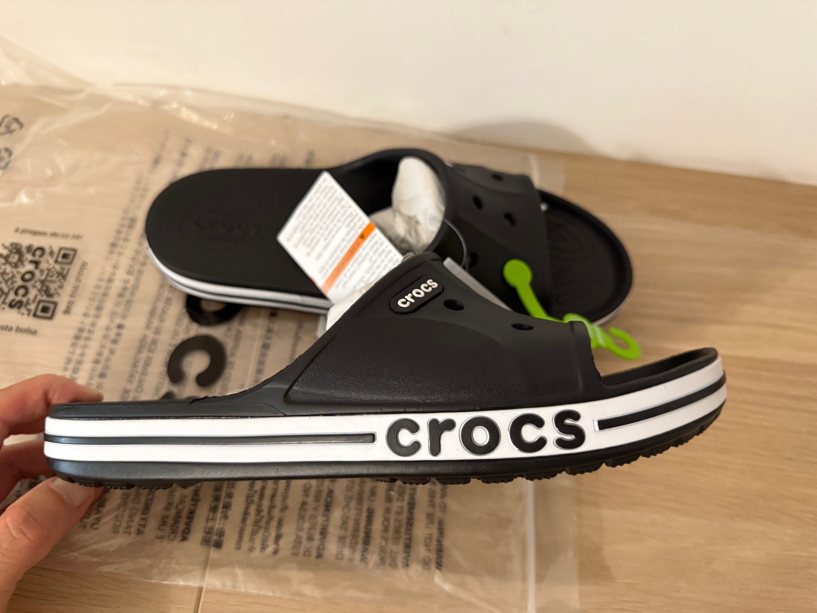 Стильні шльопанці Crocs Bayaband Slide 41-42 Black/White 205392 m8/w10