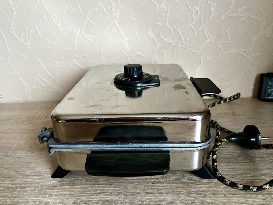 Ретро вафельниця електрична металева чудовий стан