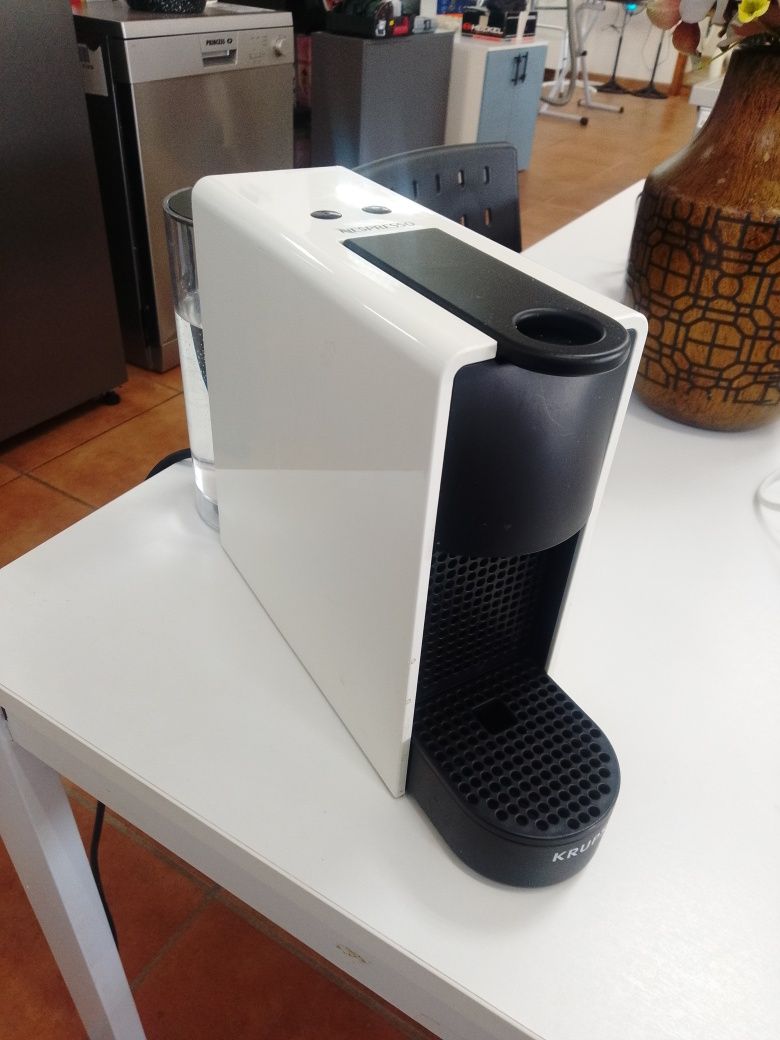 Máquina de Café NESPRESSO (Como Nova / Damos Garantia)