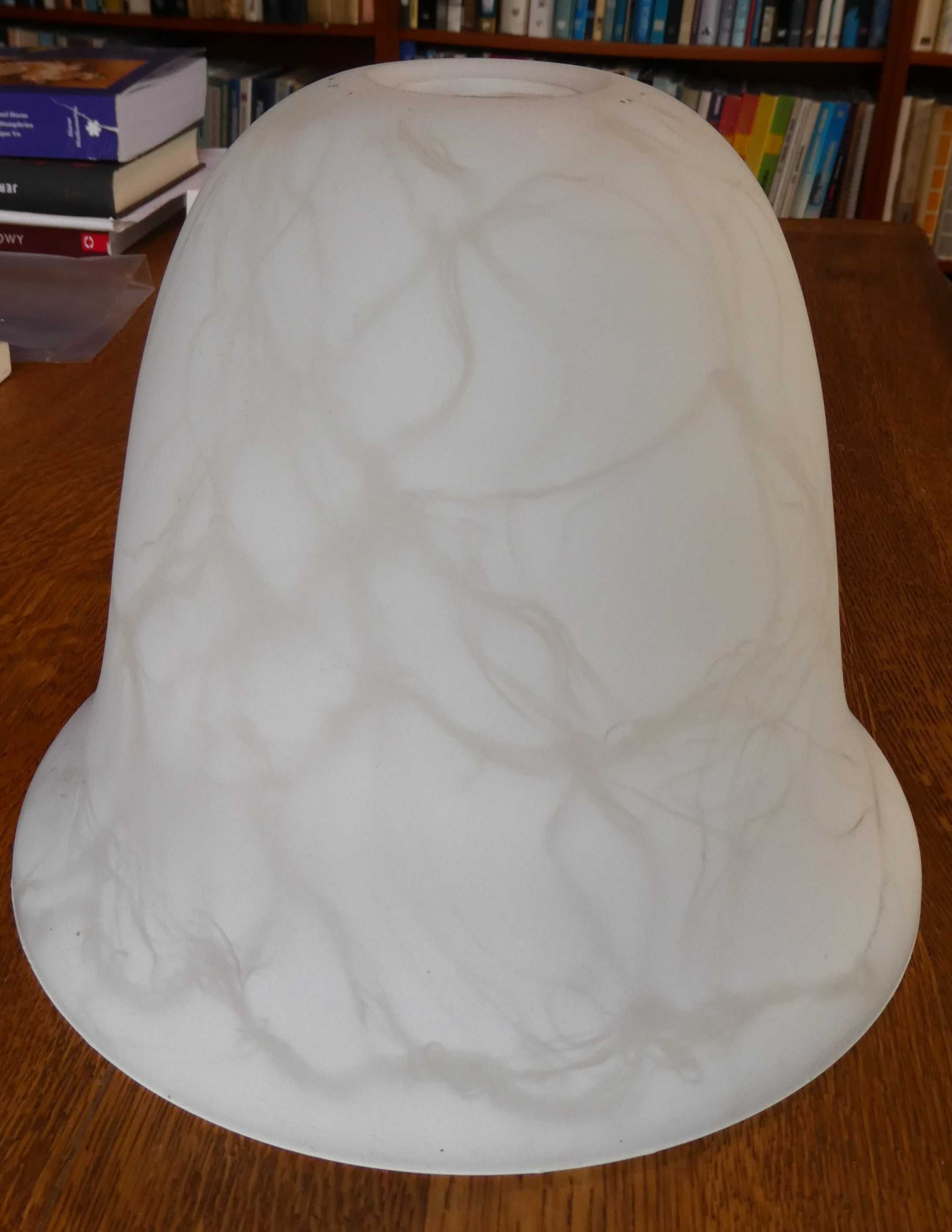 Żyrandol klasyczny, mosiężno-alabastrowy, 8 ramion